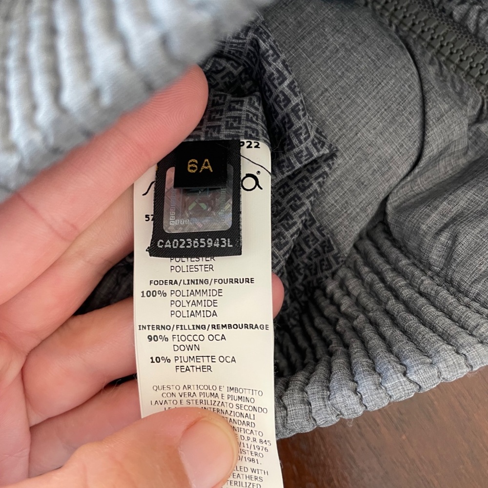 Youth Fendi winter puffer coat, size small/6, charcoal gray, real fur - Picture 4 of 4